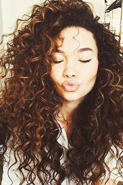 4 Ways to Get Curls without Heat and the Benefits of Using Heatless Curl Methods